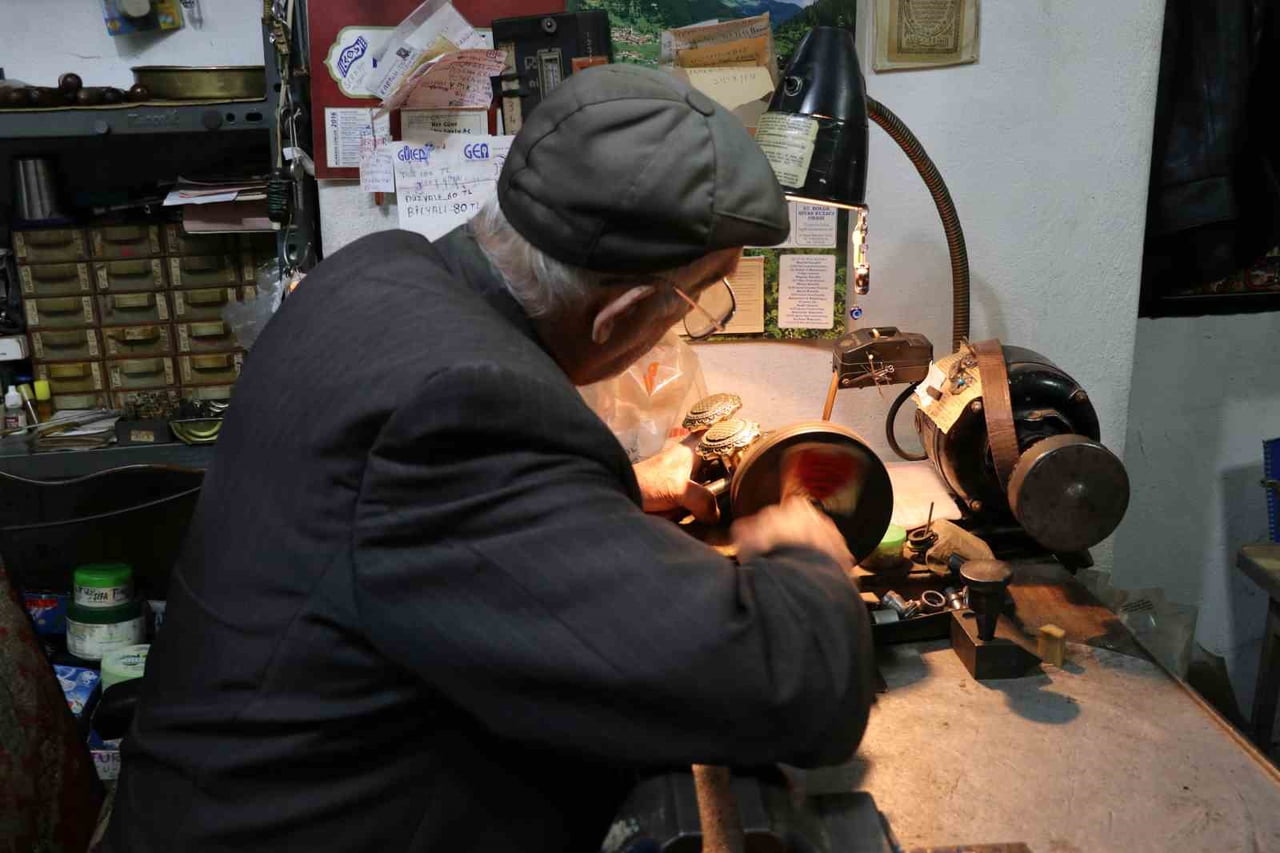 SİVAS'TA 55 YILDIR KENDİ YAPTIĞI MAKİNEYLE ANAHTAR ÜRETMEYE DEVAM EDEN CELAL GÜLSEVEN MESLEĞİNİ...