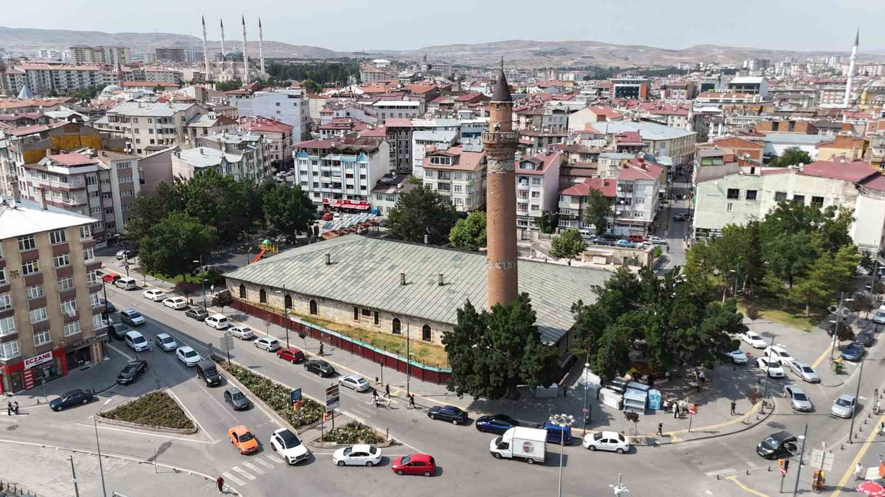 SİVAS'TA EĞRİ MİNARESİYLE DİKKAT ÇEKEN 833 YILLIK TARİHİ ULU CAMİ'DE YÜRÜTÜLEN RESTORASYON...