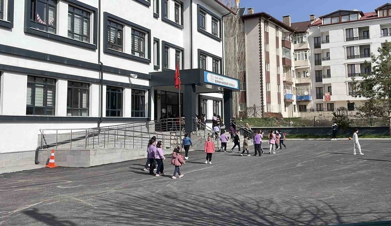 SİVAS'TA ÖĞRETMENLERİN BÜYÜK ÇOĞUNLUĞU DERS BAŞI YAPARAK, DERS İŞLEMEYE DEVAM ETTİ.