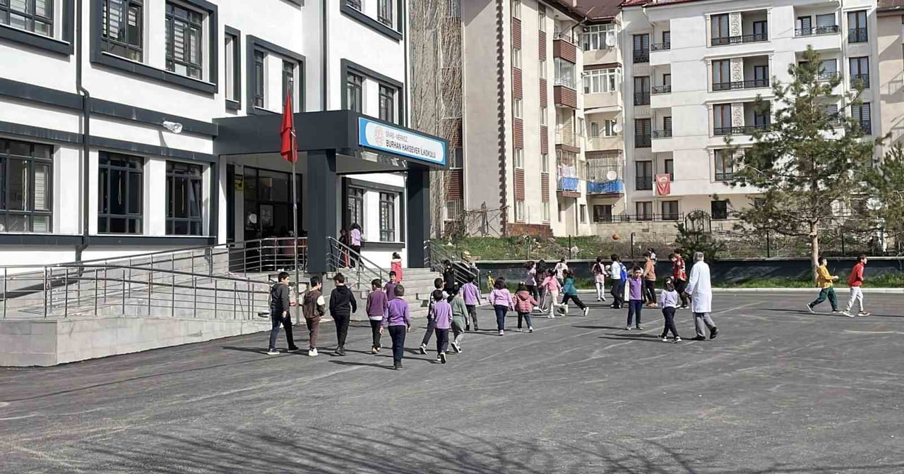 SİVAS'TA ÖĞRETMENLERİN BÜYÜK ÇOĞUNLUĞU DERS BAŞI YAPARAK, DERS İŞLEMEYE DEVAM ETTİ.