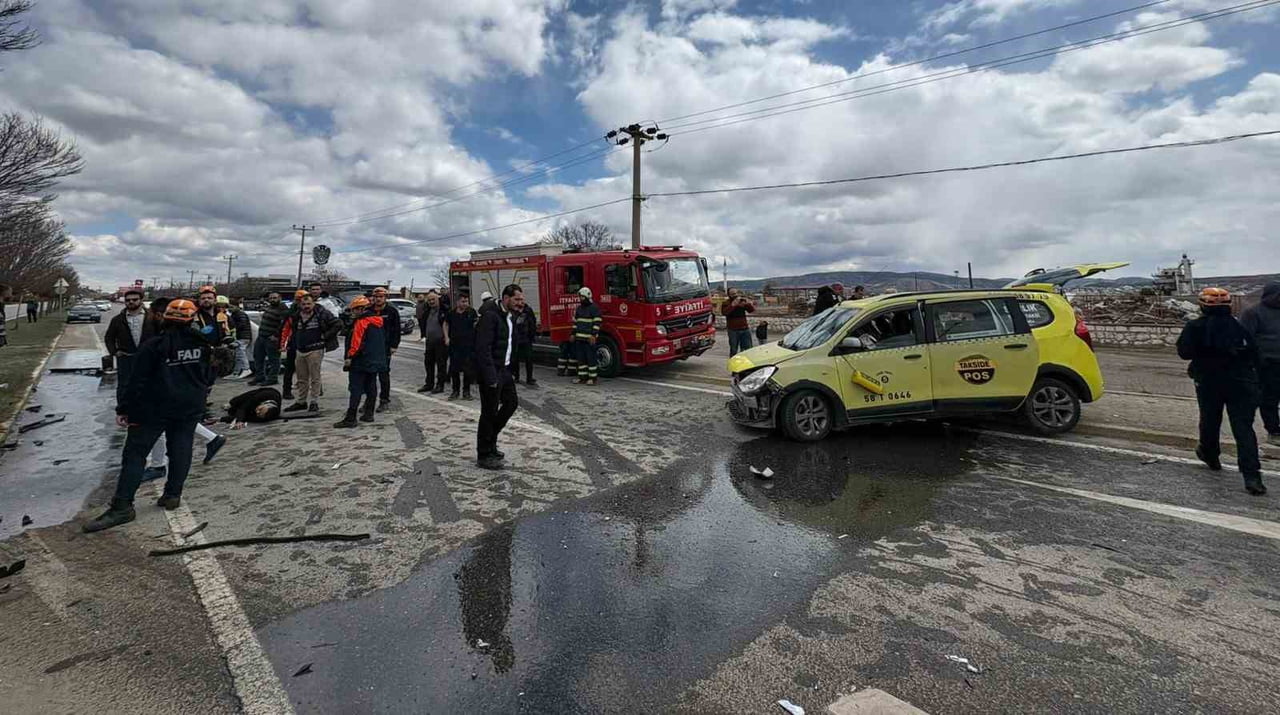 SİVAS'TA SİVASSPOR ALTYAPI FUTBOLCULARINI TAŞIYAN TİCARİ TAKSİ İLE OTOMOBİLİN ÇARPIŞMASI SONUCU 6...