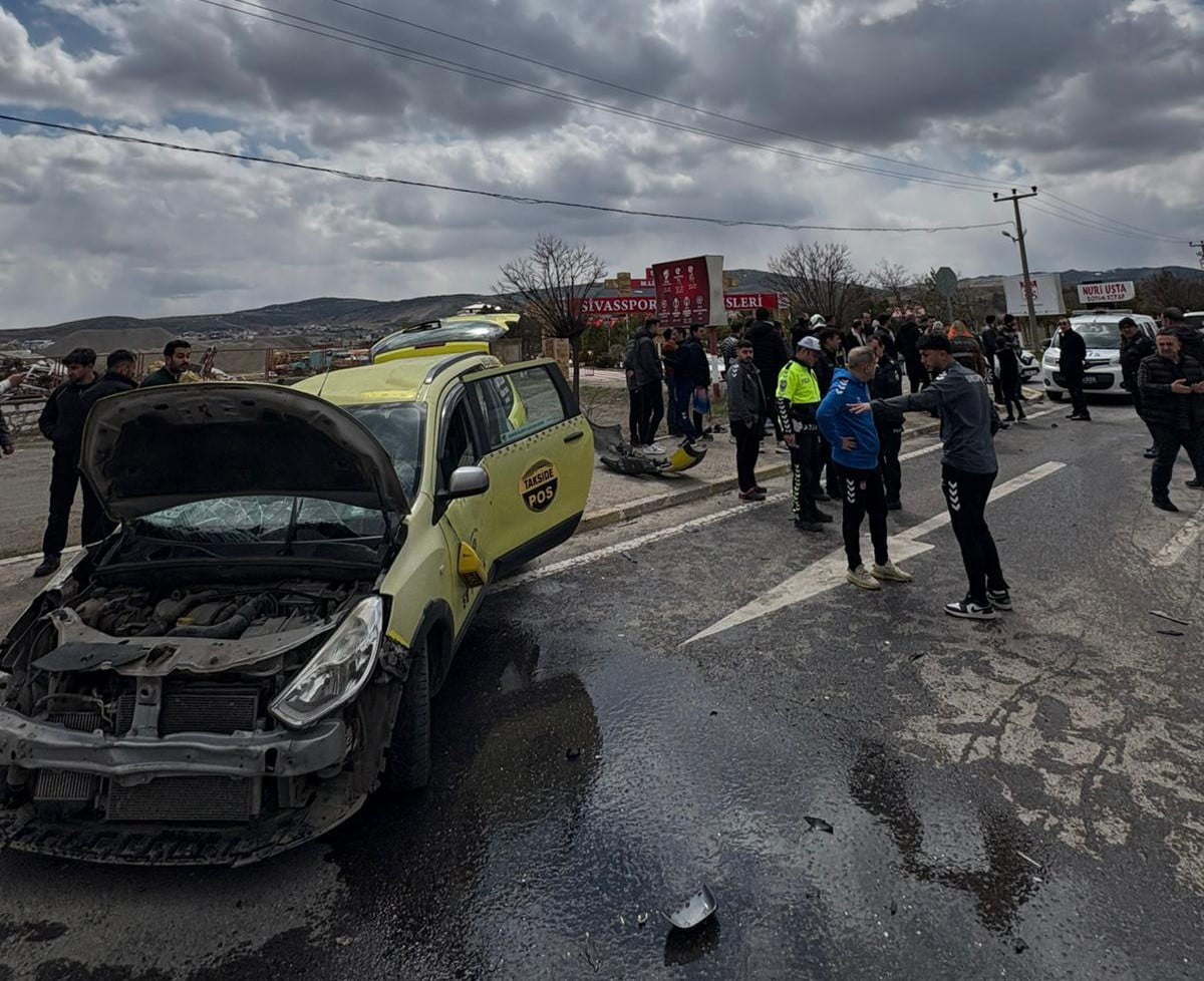 SİVAS'TA SİVASSPOR ALTYAPI FUTBOLCULARINI TAŞIYAN TİCARİ TAKSİ İLE OTOMOBİLİN ÇARPIŞMASI SONUCU 6...