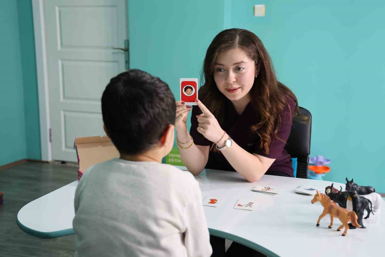 SİVAS AKRAN AKADEMİ EĞİTİM KURUMLARI DİL VE KONUŞMA TERAPİSTİ İREM ÇİMEN EBEVEYNLERİ UYARDI....