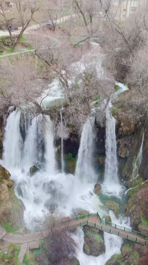 SİVAS’IN GEMEREK İLÇESİNDE BULUNAN VE EŞSİZ DOĞAL GÜZELLİĞİ İLE MEST EDEN SIZIR ŞELALESİ...