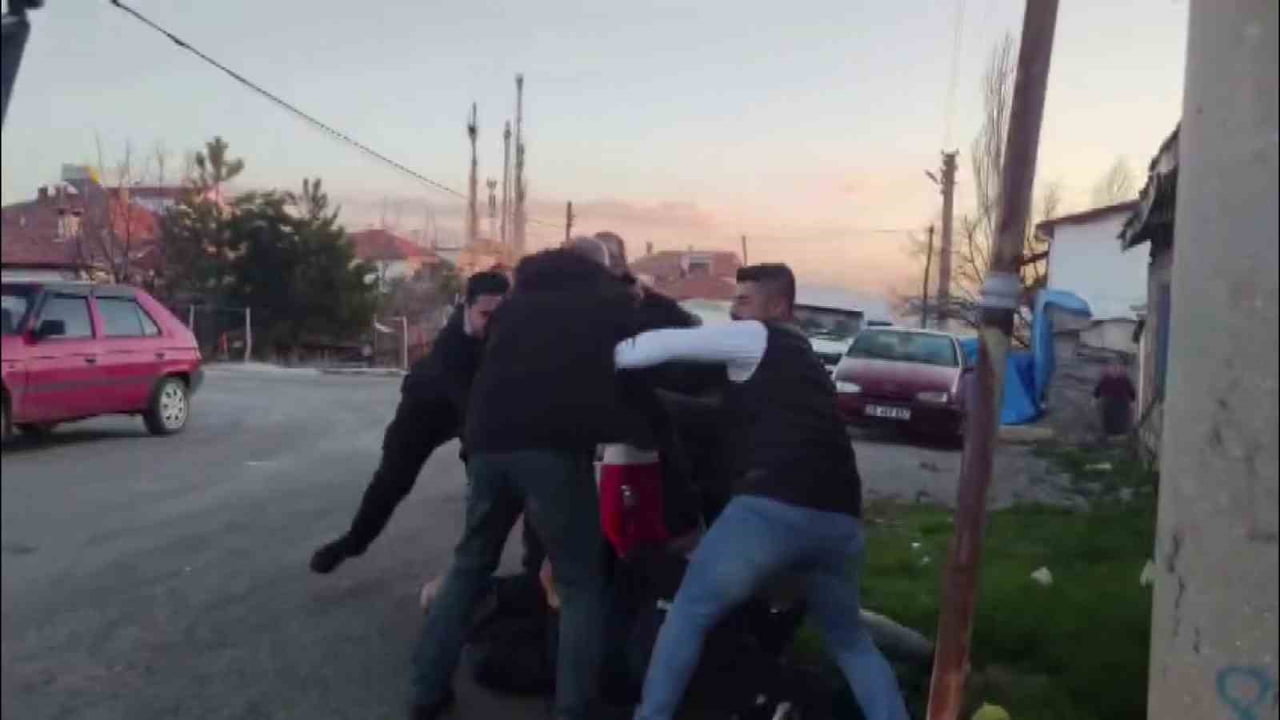 SİVAS’IN ŞARKIŞLA İLÇESİNDE MAHALLE SAKİNLERİ, POLİS HAFTASI’NI KUTLAMAK İÇİN SAHTE KAVGA...