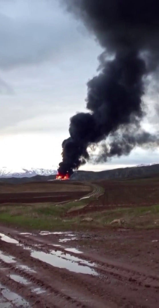 SİVAS’IN ZARA İLÇESİNDE ÇIKAN YANGINDA, BİR İŞLETMEYE AİT SULAMA BORULARI, ÇADIR VE KONTEYNERLER...