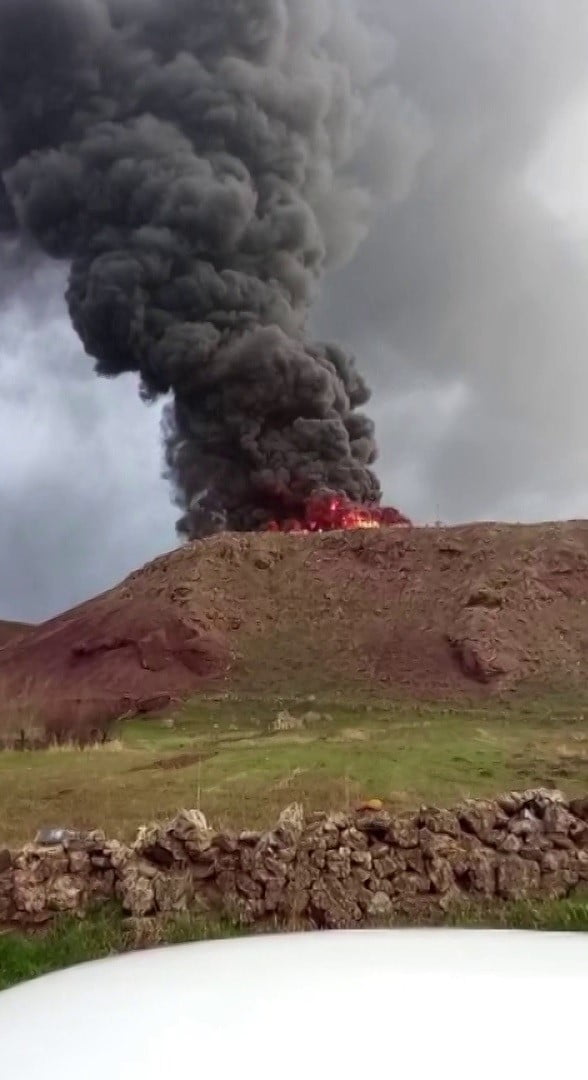 SİVAS’IN ZARA İLÇESİNDE ÇIKAN YANGINDA, BİR İŞLETMEYE AİT SULAMA BORULARI, ÇADIR VE KONTEYNERLER...