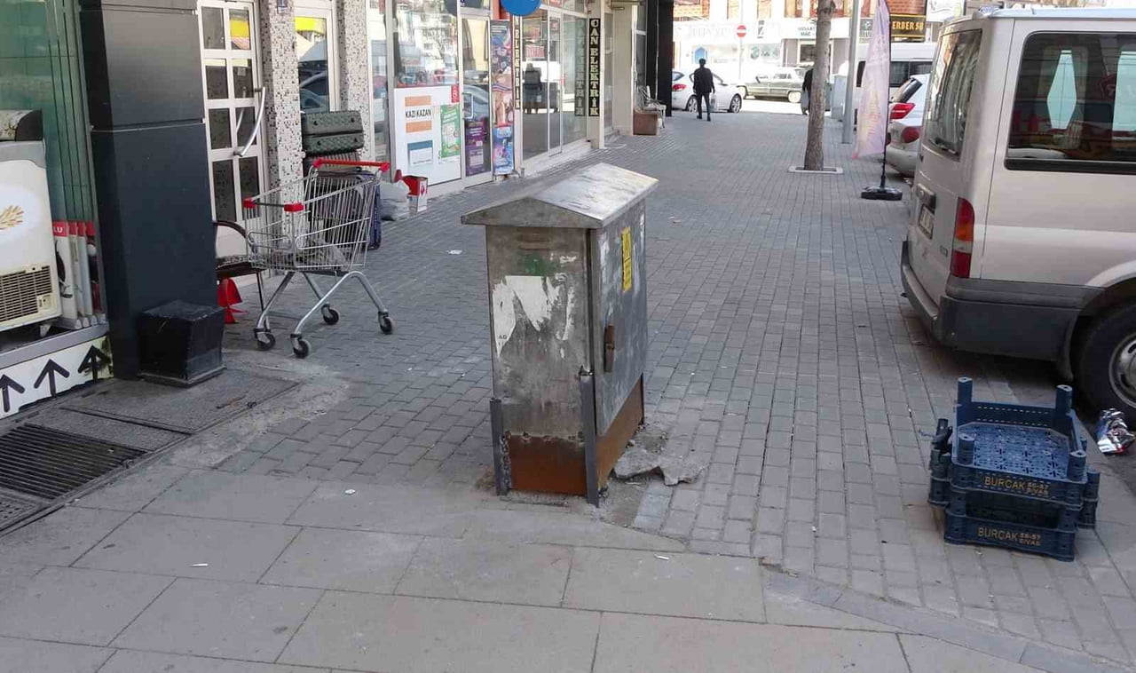 SİVAS’TA BİR GENÇ, ARKADAŞI İLE TARTIŞTIKTAN SONRA SİNİRLENEREK TEKME VE YUMRUKLA ELEKTRİK...