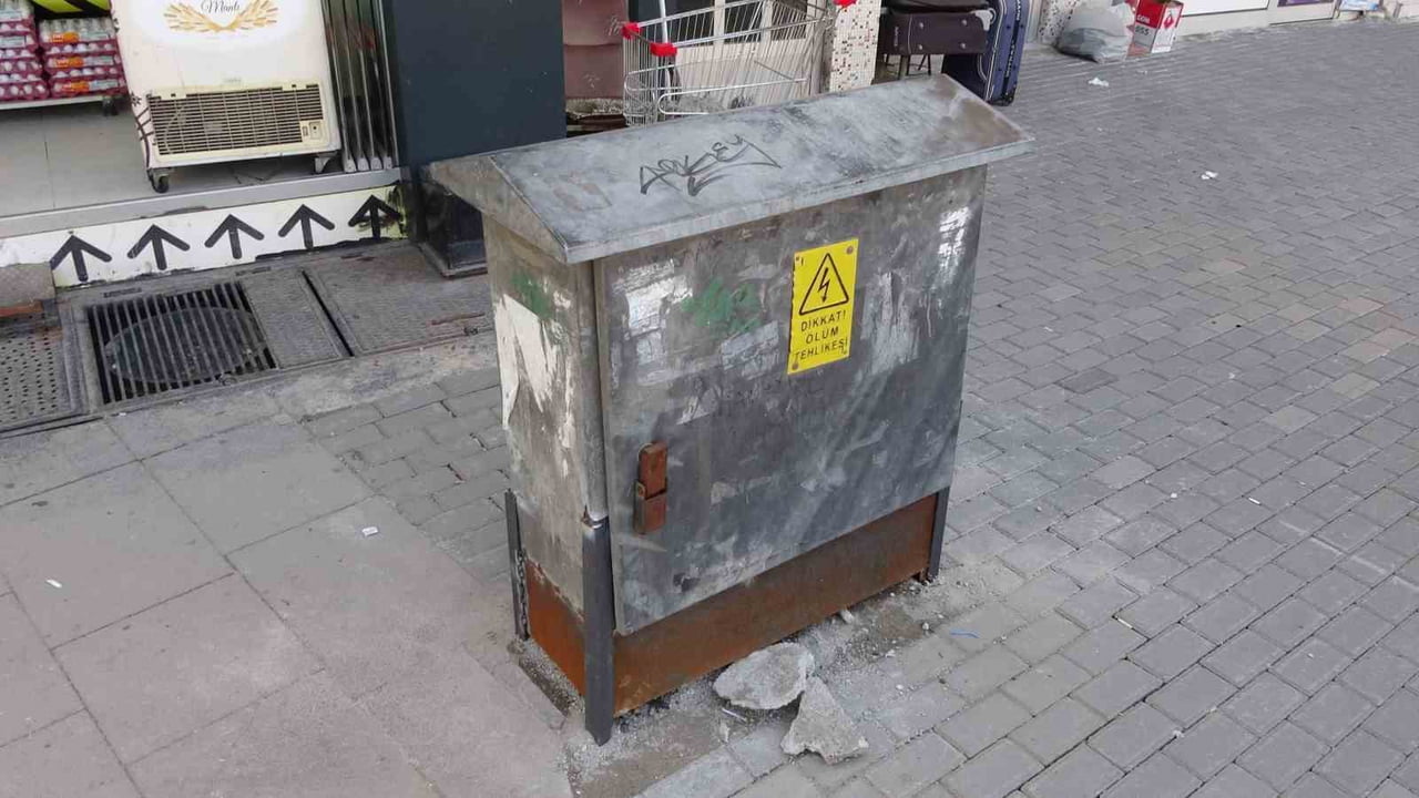 SİVAS’TA BİR GENÇ, ARKADAŞI İLE TARTIŞTIKTAN SONRA SİNİRLENEREK TEKME VE YUMRUKLA ELEKTRİK...