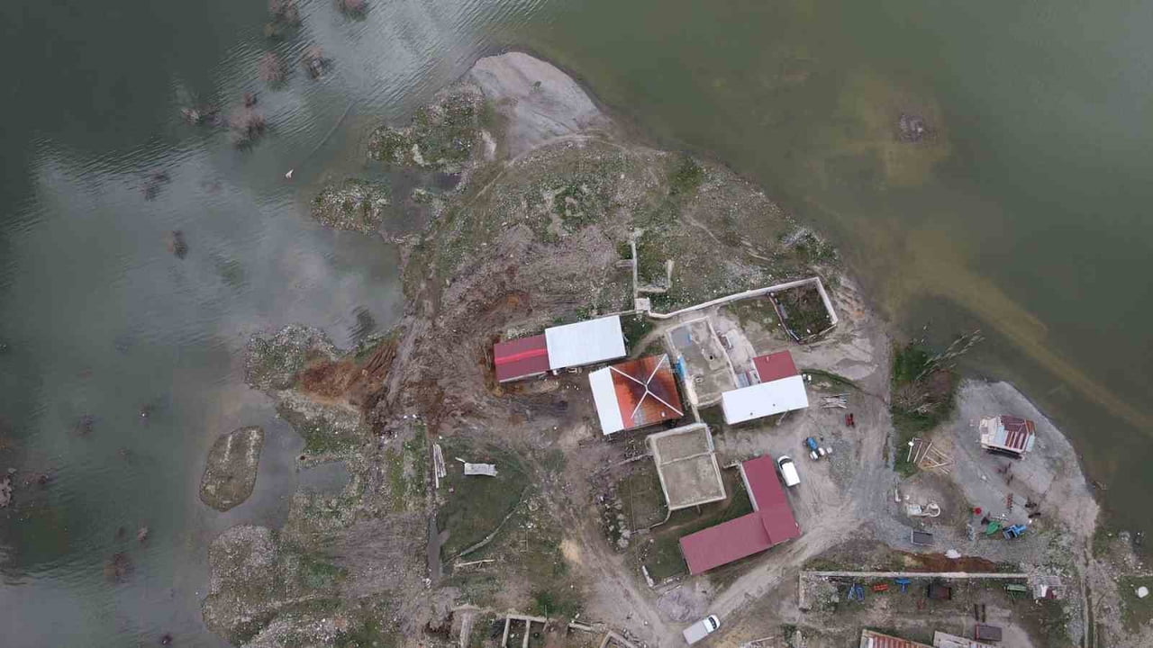 SİVAS’TA ETKİLİ OLAN YAĞIŞLAR SONRASI BİR BARAJIN SU SEVİYESİ ARTTI. BARAJDAN TAŞAN SU, KÖYE KADAR...