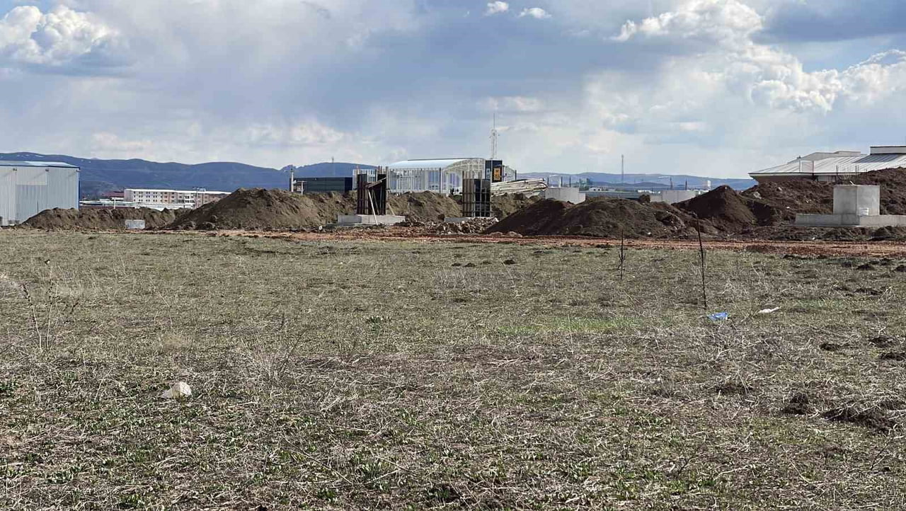 SİVAS’TA FABRİKA İNŞAATINDA ÇALIŞAN 23 YAŞINDAKİ KALIP İŞÇİSİ BEKİR CAN KADAŞ, BETON POMPASININ...