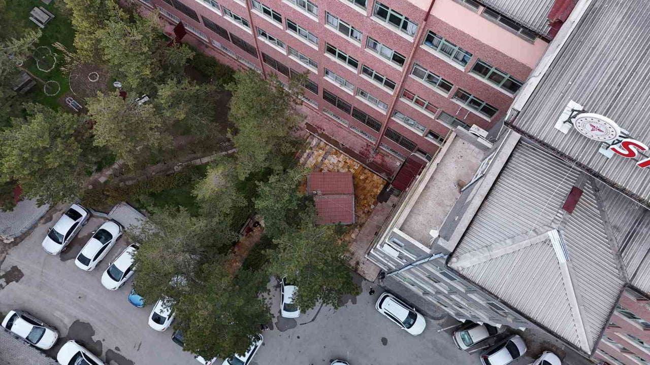 SİVAS’TA HASTANE BAHÇESİNDE BULUNAN VE HALK ARASINDA "MUM BABA" OLARAK BİLİNEN BUN BABA TÜRBESİ...