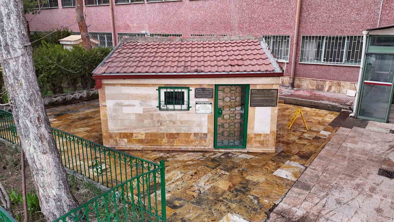 SİVAS’TA HASTANE BAHÇESİNDE BULUNAN VE HALK ARASINDA "MUM BABA" OLARAK BİLİNEN BUN BABA TÜRBESİ...