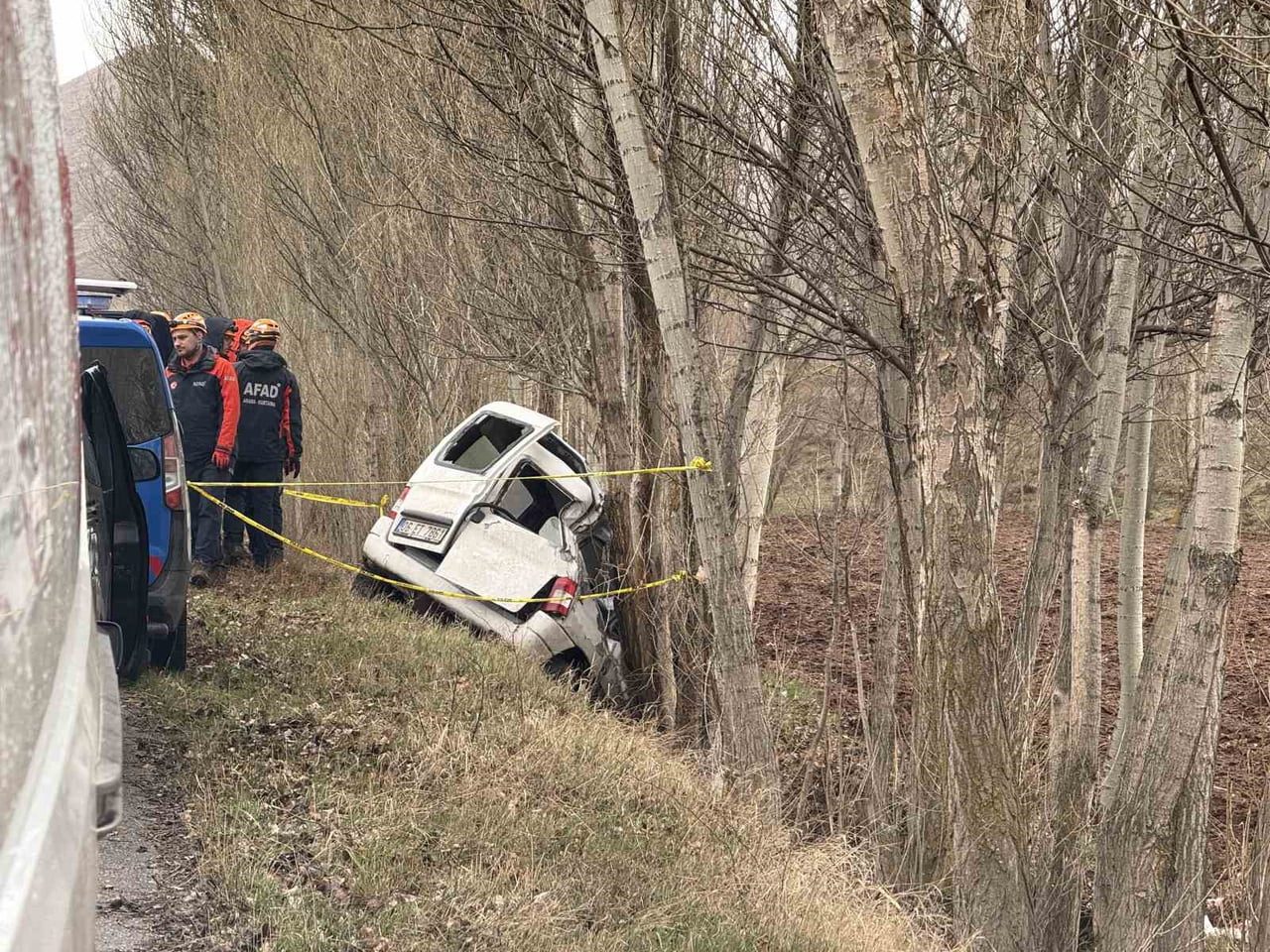 SİVAS’TA KANSER HASTASI BABASINI HASTANEYE GÖTÜRMEK İÇİN YOLA ÇIKAN AİLENİN BULUNDUĞU HAFİF TİCARİ...