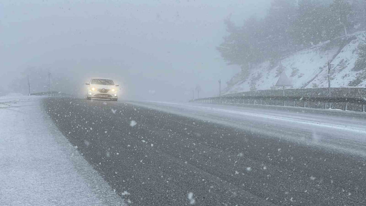 SİVAS’TA KIŞ GERİ DÖNDÜ, YÜKSEK KESİMLERDE ETKİLİ OLAN KAR YAĞIŞI NEDENİYLE GEÇİTLER KARLA...