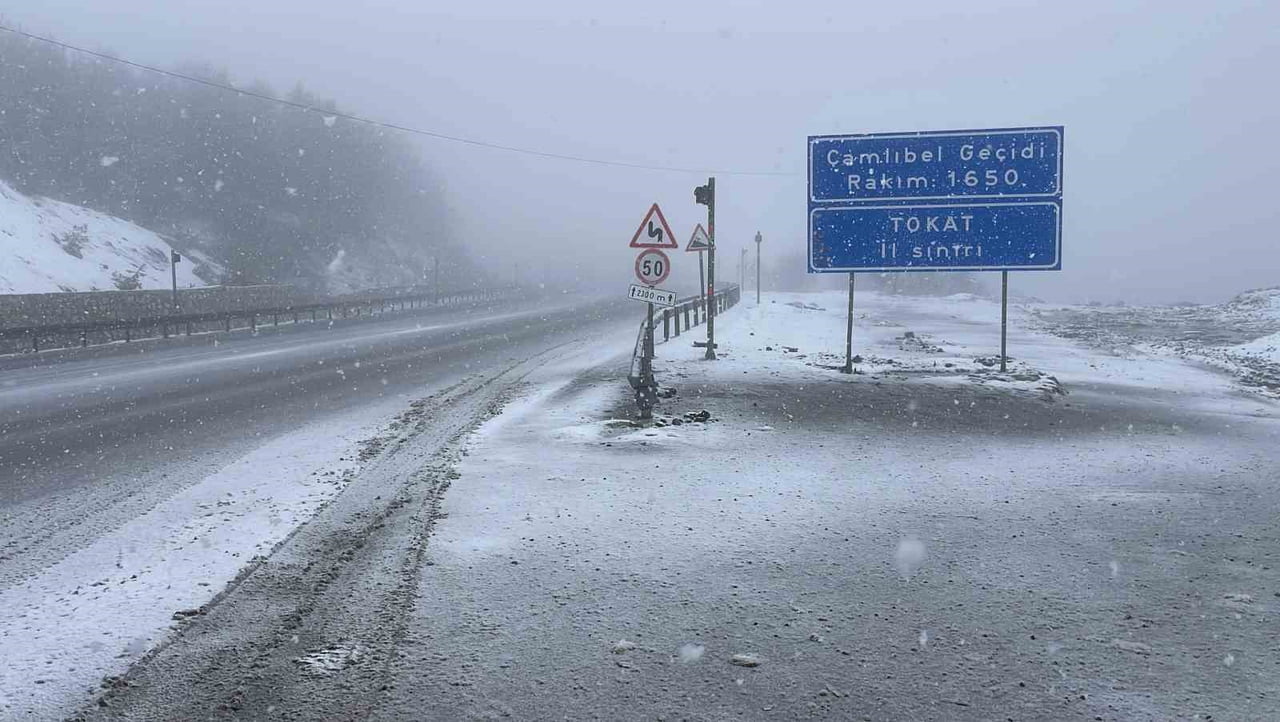 SİVAS’TA KIŞ GERİ DÖNDÜ, YÜKSEK KESİMLERDE ETKİLİ OLAN KAR YAĞIŞI NEDENİYLE GEÇİTLER KARLA...