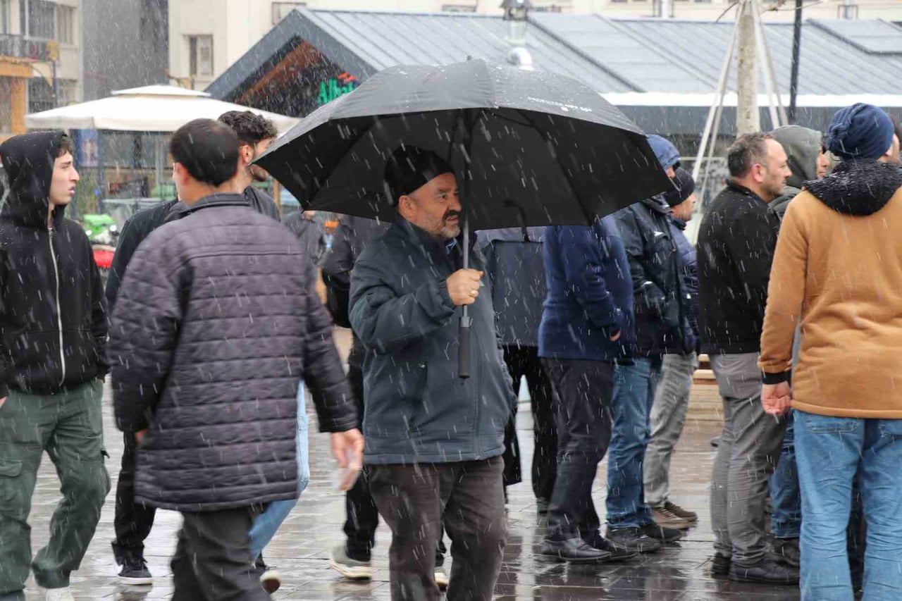 SİVAS’TA MEVSİM NORMALLERİNİN ALTINDA SEYREDEN HAVA SICAKLIKLARIYLA BİRLİKTE NİSAN AYINDA KAR...