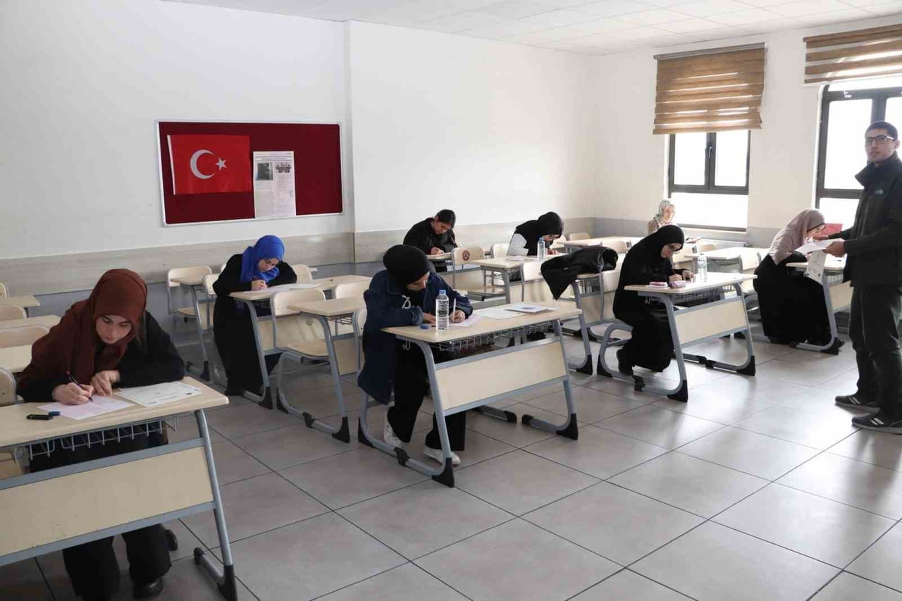 SİVAS’TA ÖĞRENCİLER MANEVİ ÖDÜL İÇİN TER DÖKTÜ