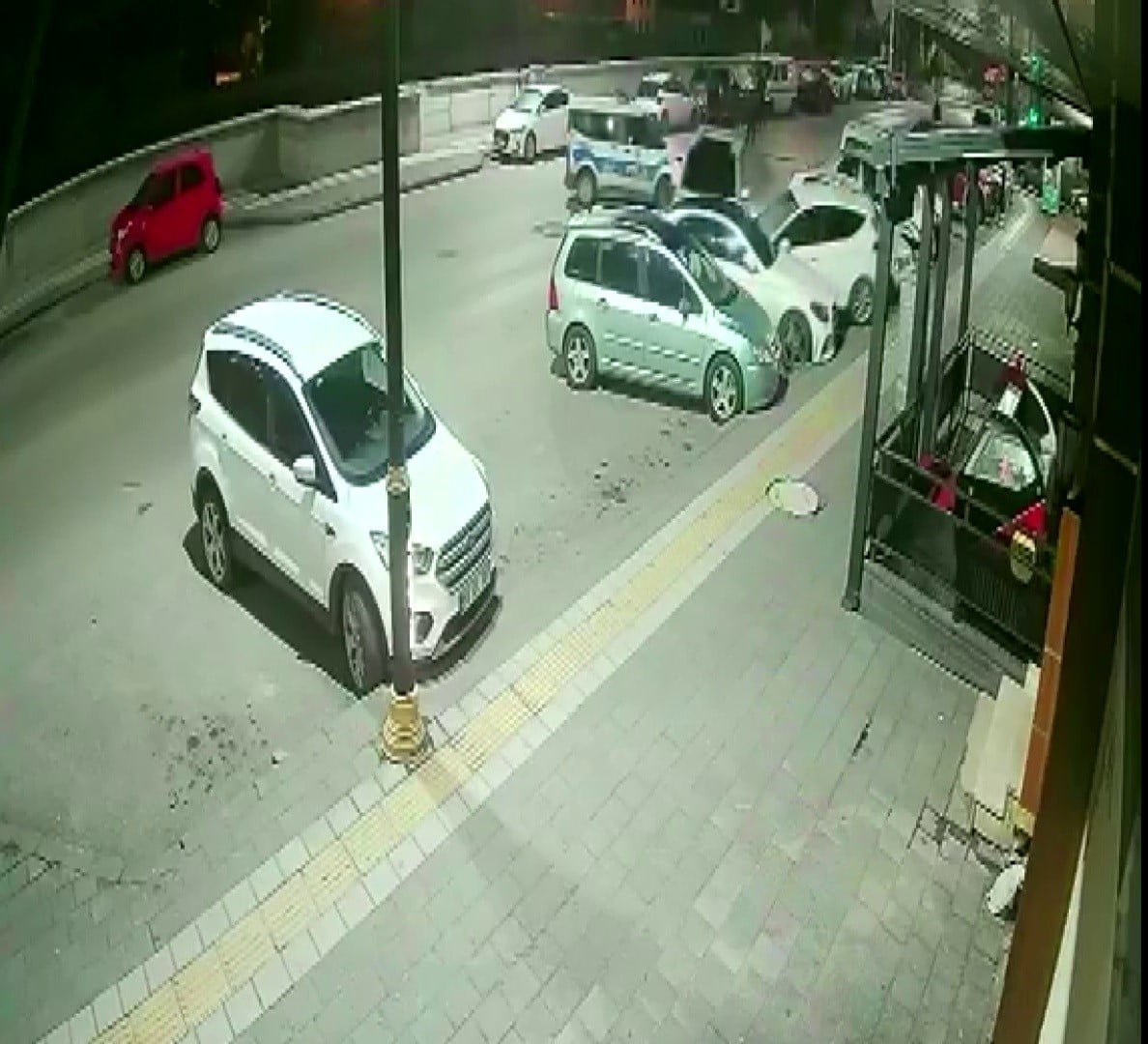 SİVAS’TA POLİSİN "DUR" İHTARINA UYMAYARAK BİRİ POLİS ARACI OLMAK ÜZERE 4 ARACA ÇARPIP KAÇAN...