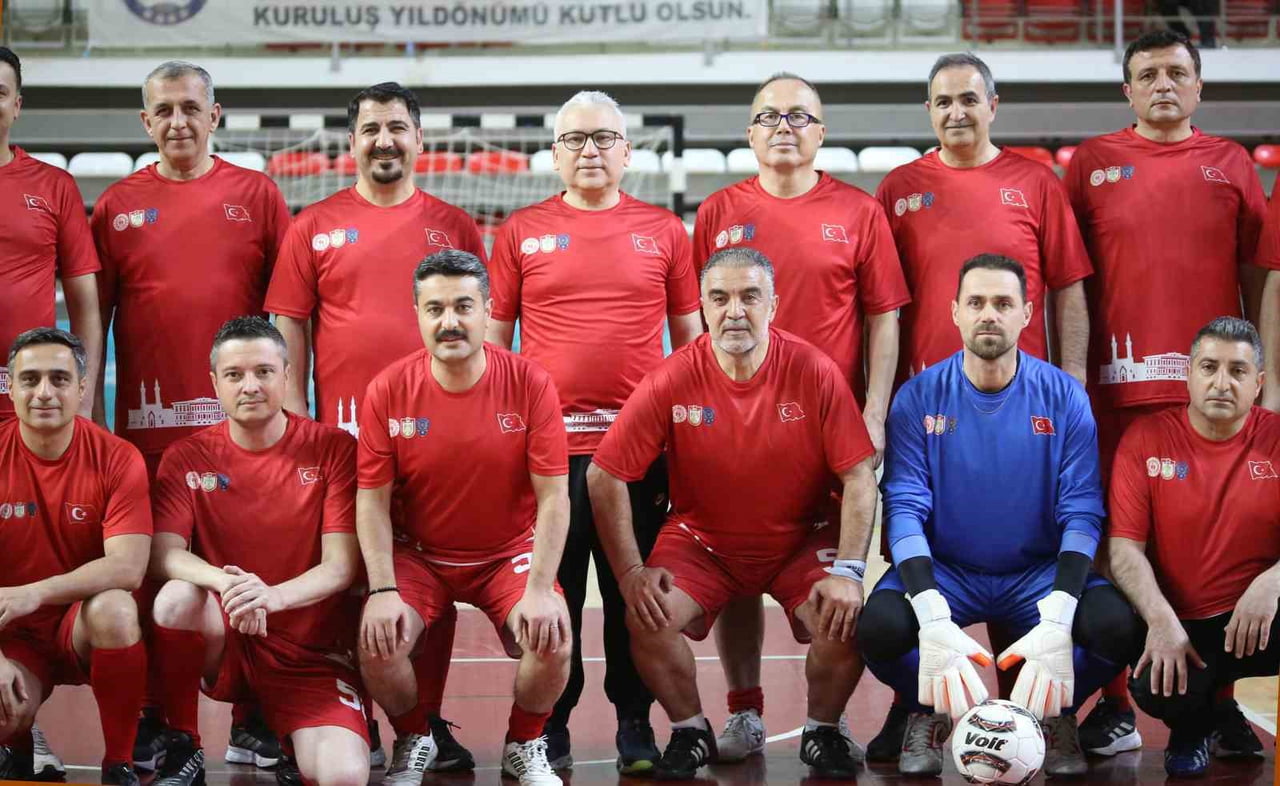 SİVAS’TA ŞEHİTLERİN HATIRASINA ÖZEL FUTSAL MAÇI ORGANİZE EDİLDİ. TAHA AKGÜL SPOR SALONUNDA OYNANAN...