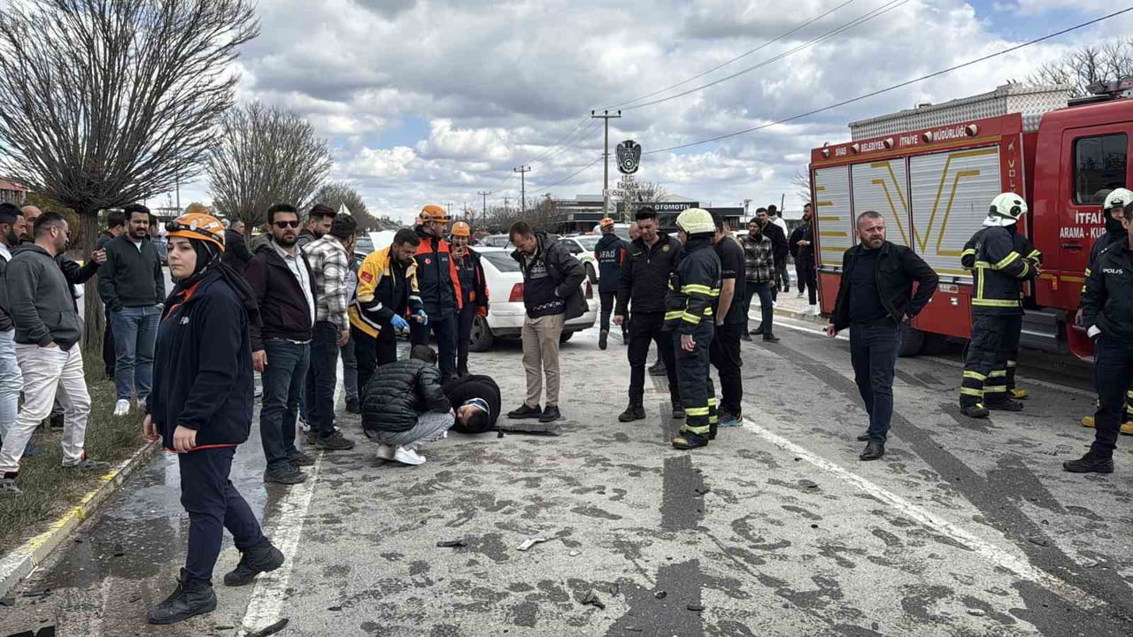 SİVAS’TA SİVASSPOR ALTYAPI FUTBOLCULARINI TAŞIYAN TİCARİ TAKSİ İLE OTOMOBİLİN ÇARPIŞMASI SONUCU 6...