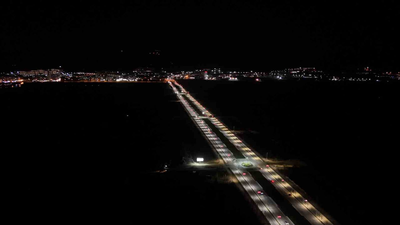 SİVAS’TA YAKLAŞIK 4 YIL ÖNCE HİZMETE AÇILAN RECEP TAYYİP ERDOĞAN BULVARI GECE IŞIKLANDIRMASIYLA...