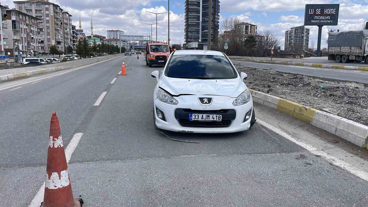 SİVAS’TA YOLUN KARŞISINA GEÇMEYE ÇALIŞAN KIZ ÇOCUĞUNA OTOMOBİL ÇARPTI, AĞIR YARALANAN ÇOCUĞUN...