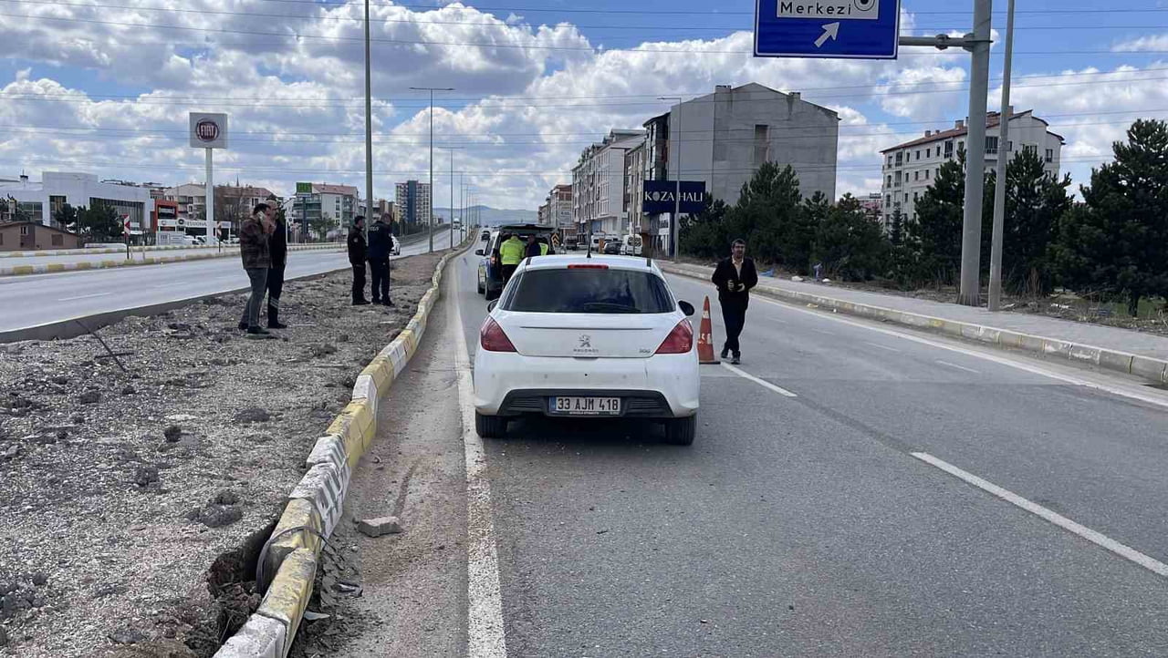 SİVAS’TA YOLUN KARŞISINA GEÇMEYE ÇALIŞAN KIZ ÇOCUĞUNA OTOMOBİL ÇARPTI, AĞIR YARALANAN ÇOCUĞUN...