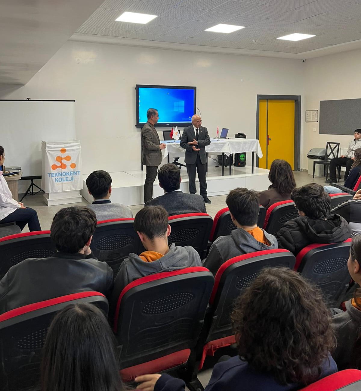 SİVAS TEKNOKENT KOLEJİ, ALANINDA DENEYİMLİ SEKTÖR TEMSİLCİLERİ İLE ÖĞRENCİLERİ...