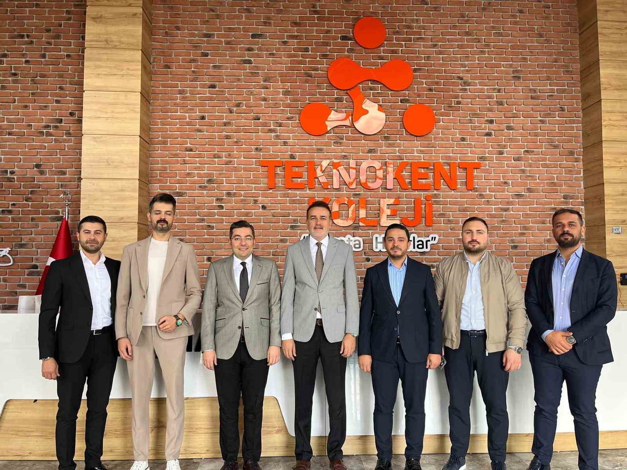 SİVAS TEKNOKENT KOLEJİ, ALANINDA DENEYİMLİ SEKTÖR TEMSİLCİLERİ İLE ÖĞRENCİLERİ...