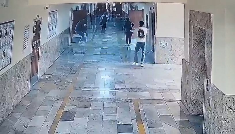 SİVEREK İLÇESİNDE LİSEYE YAPILAN VE 16 KİŞİNİN YARALANDIĞI SİLAHLI SALDIRI ANI GÜVENLİK KAMERASINA...