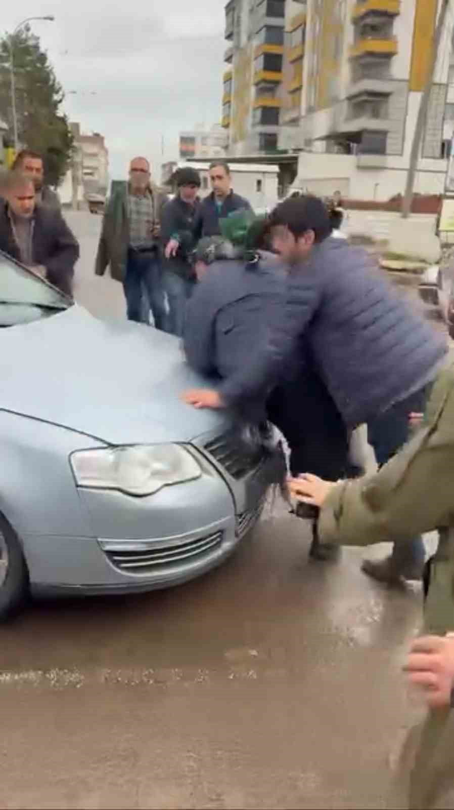 SİVEREK’TE DEHŞET ANLARI: 14 YAŞINDAKİ KIZA ÇARPAN SÜRÜCÜ, KALABALIĞIN ÜZERİNE ARACINI SÜREREK...