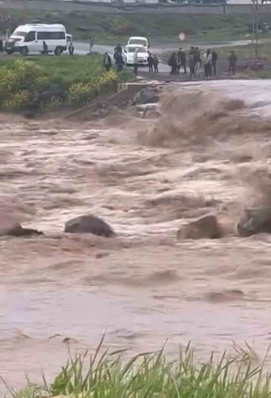 SİVEREK’TE SAĞANAK SELE NEDEN OLDU: DERELER TAŞTI, ÖĞRENCİLER MAHSUR KALDI