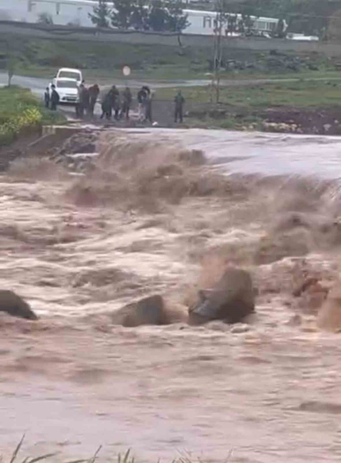 SİVEREK’TE SAĞANAK SELE NEDEN OLDU: DERELER TAŞTI, ÖĞRENCİLER MAHSUR KALDI