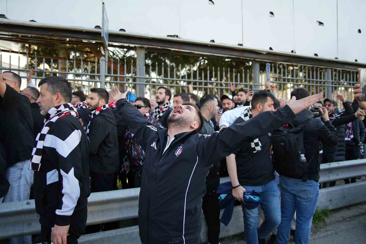 SİYAH-BEYAZLI TARAFTARLAR DA TAKIMLARINI KADIKÖY'DE DESTEKLEYECEK.