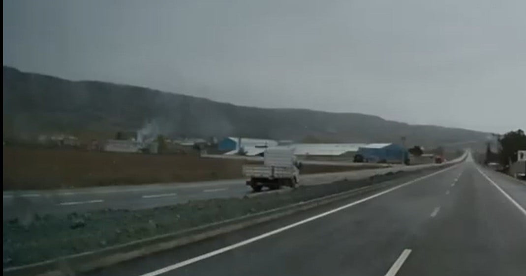 SOL ŞERİTTEN KURALLARA AYKIRI BİR ŞEKİLDE İLERLEYEN SÜRÜCÜ, YÜREKLERİ AĞZA GETİRDİ. TERS YÖNDEN...