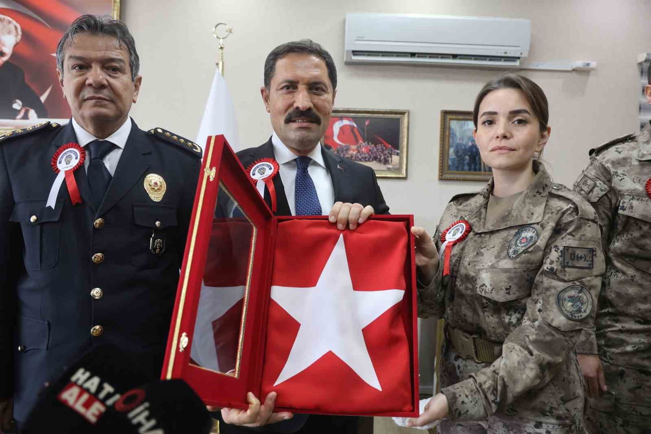 SOLDA İL EMNİYET MÜDÜRÜ ŞÜKRÜ YILMAZ, ORTADA VALİ MASATLI, SAĞDA ŞEHİT POLİS KIZI...