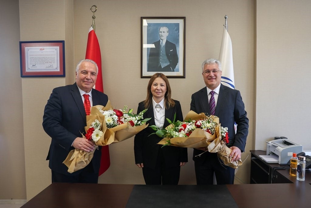 SOLDAKİ ESKİ DEKAN PROF. DR. MEHMET TÜTÜNCÜ, OMÜ REKTÖRÜ PROF. DR. FATMA AYDIN, SAĞDAKİ PROF. DR....