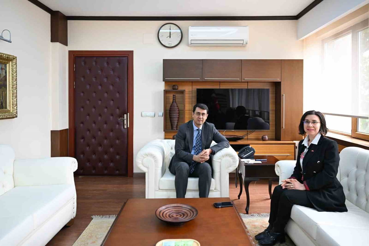 SOLDAN BİRİNCİ UŞAK VALİSİ SERDAR KARTAL, SOLDAN İKİNCİ UŞAK BELEDİYE BAŞKAN VEKİLİ HATİCE...