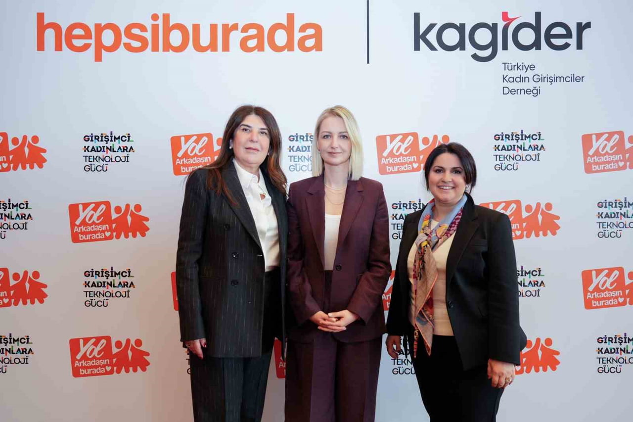 (SOLDAN SAĞA) NEŞECAN ÇEKİCİ- CANAN BİNAL YILMAZ- ZEYNEPHAN GEMİCİOĞLU