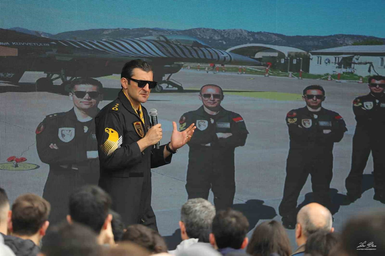 SOLOTÜRK GÖSTERİ EKİBİ, İSTANBUL'DA VATANDAŞLARLA BİR ARAYA GELDİ. SOLOTÜRK KOL KOMUTANI HAVA...