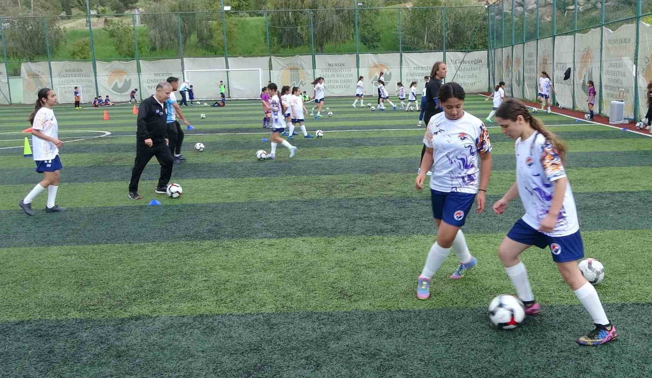 ‘SPOR DOSTU KAMPÜS’ ÖDÜLÜNE LAYIK GÖRÜLEN MERSİN ÜNİVERSİTESİ (MEÜ) ARACILIĞIYLA YÜZLERCE ÇOCUK VE...