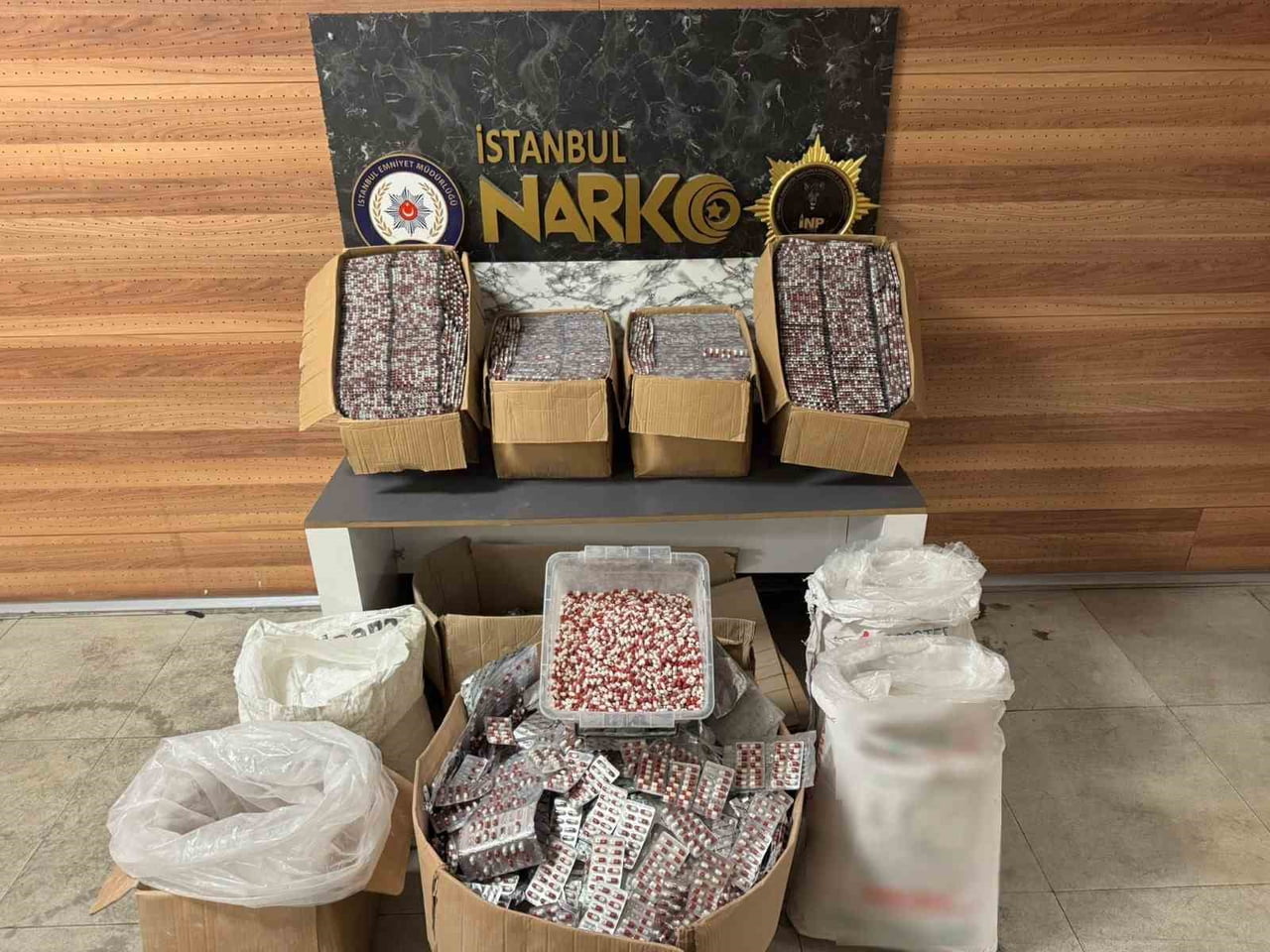 SULTANBEYLİ'DE DÜZENLENEN UYUŞTURUCU OPERASYONUNDA 343 BİN ADET SENTETİK ECZA HAP MADDESİ ELE...