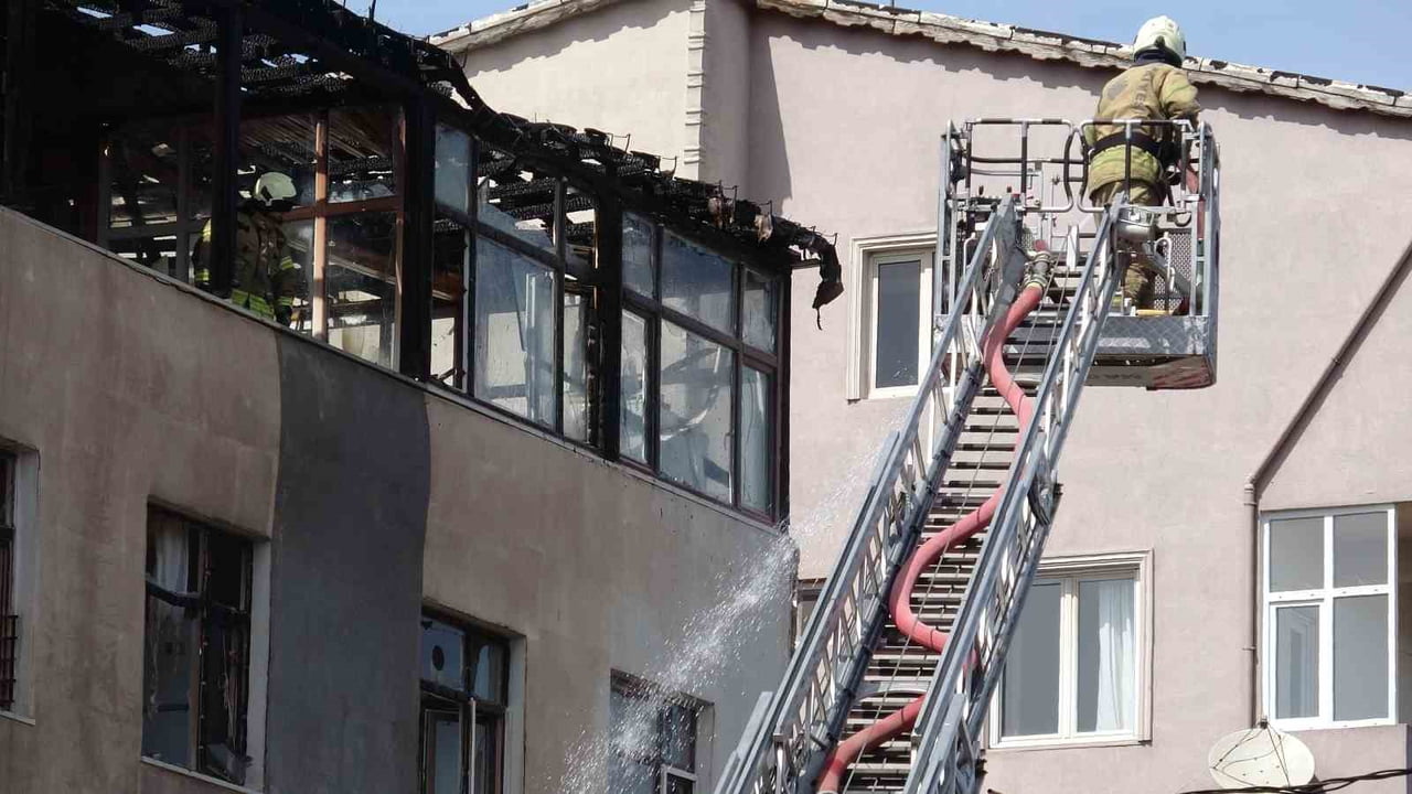SULTANBEYLİ’DE BİTİŞİK İKİ BİNANIN ÇATISINDA ÇIKAN YANGIN PANİĞE NEDEN OLDU. YANGINDA İKİ BİNANIN...