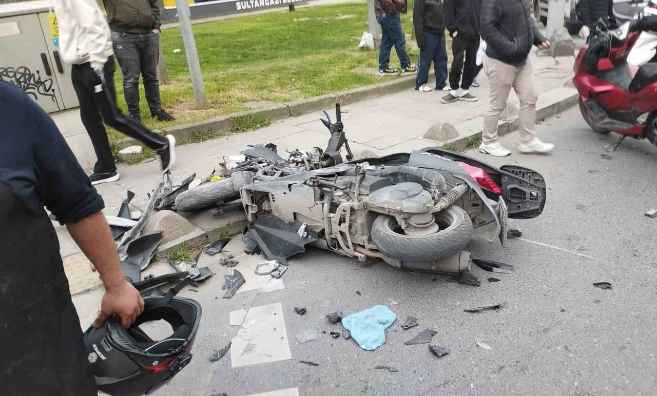 SULTANGAZİ’DE YASAĞI DİNLEMEYİP DÖNMEYE ÇALIŞTI, MOTOSİKLETLİYE BÖYLE ÇARPTI