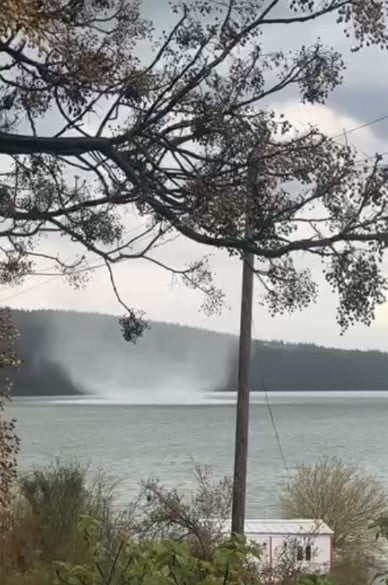 SUMBAS’TA BARAJ ÜZERİNDE OLUŞAN HORTUM KAMERAYA YANSIDI