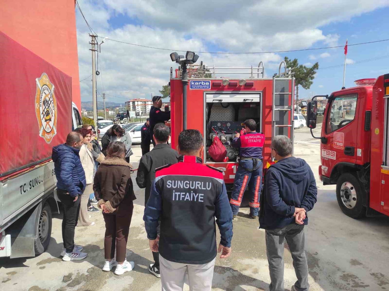 SUNGURLU BELEDİYESİ İTFAİYE EKİPLERİ, SUNGURLU SOSYAL HİZMET MERKEZİ MÜDÜRLÜĞÜ PERSONELLERİNİ...