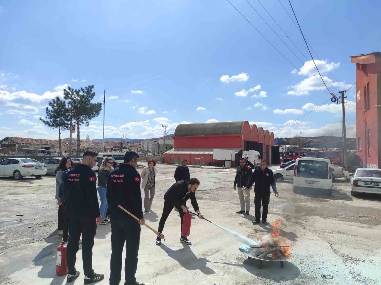 SUNGURLU BELEDİYESİ İTFAİYE EKİPLERİ, SUNGURLU SOSYAL HİZMET MERKEZİ MÜDÜRLÜĞÜ PERSONELLERİNİ...