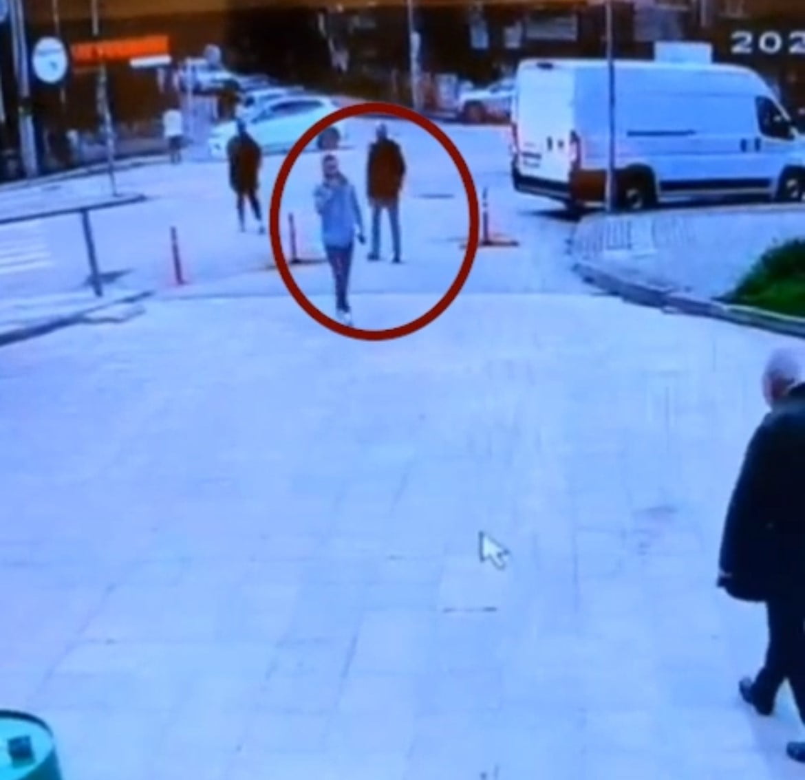 ŞÜPHELİ GÜVENLİK KAMERASINA YANSIDI.