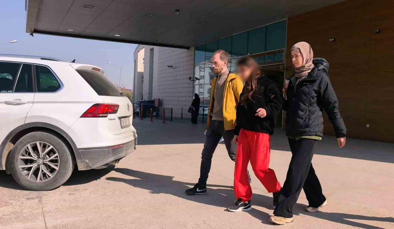 ŞÜPHELİ, KASTEN YARALAMA SUÇUNDAN ÇIKARILDIĞI MAHKEMECE TUTUKLANARAK CEZAEVİNE GÖNDERİLDİ.